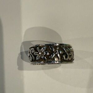 Sterling silver Intricate Floral Silver Ring. Size 7.5